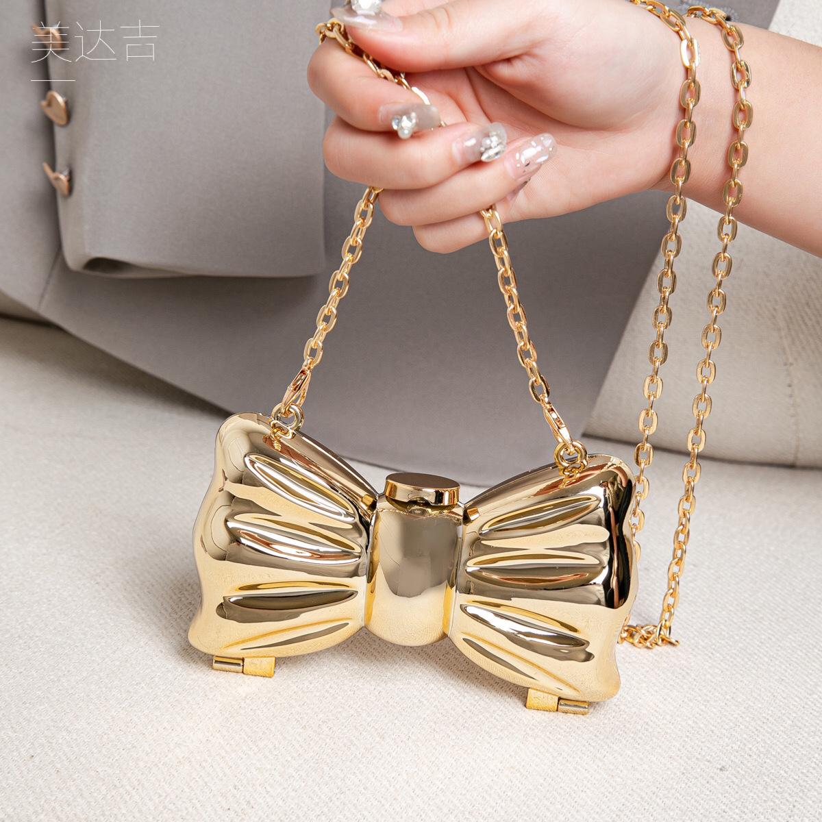 Glossy Gold Metal Bow Shaped M - огляд і ціна Wedding Vendor